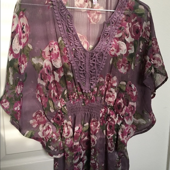 Candie’s Floral Butterfly Sleeve Top - Picture 4 of 5